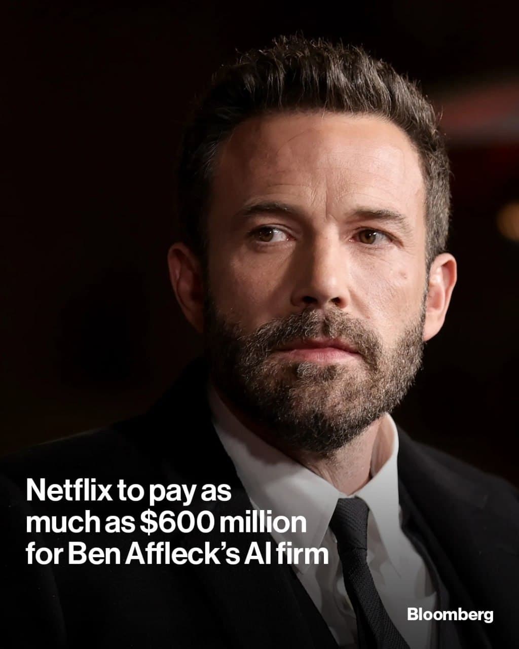 Бен Аффлек на фоне заголовка Bloomberg: «Netflix to pay as much as $600 million for Ben Affleck’s AI firm»